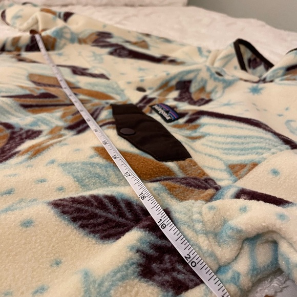 Patagonia women’s Synchilla Fleece in Cream and Blue - Picture 7 of 9